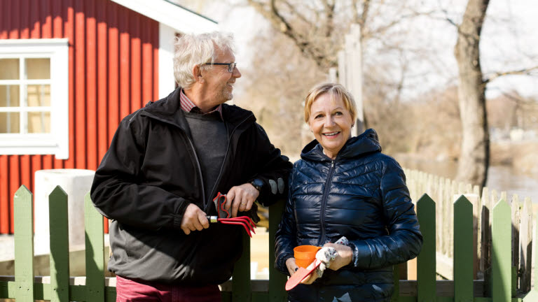 Man och kvinna i en trädgård