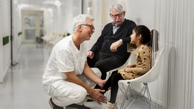 Läkare hälsar på patient i väntrum