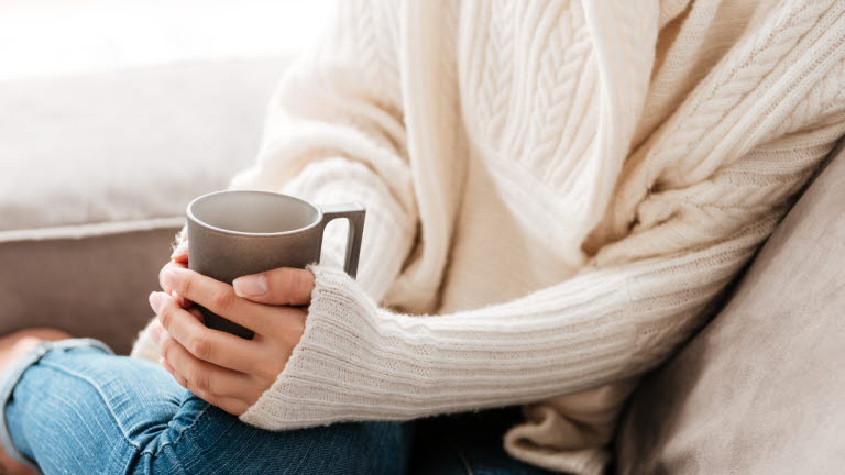 Kvinna med kaffekopp
