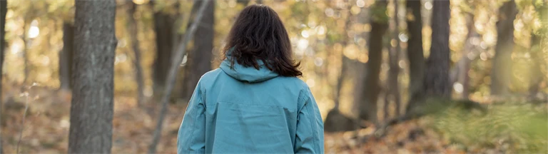 Kvinna på promenad i skogen