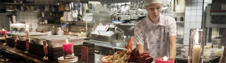 kökspersonalen arbetar med att lägga upp maten på årets fisk- och skaldjursjulbord på kajplats 9 i västerås