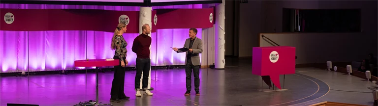 tre personer på en stor scen på eventet gilla jobbet