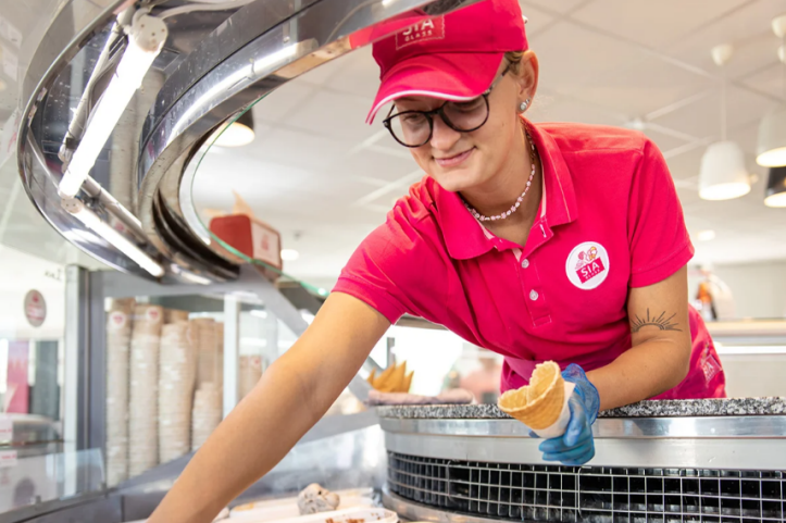 Kvinna som skopar upp glass