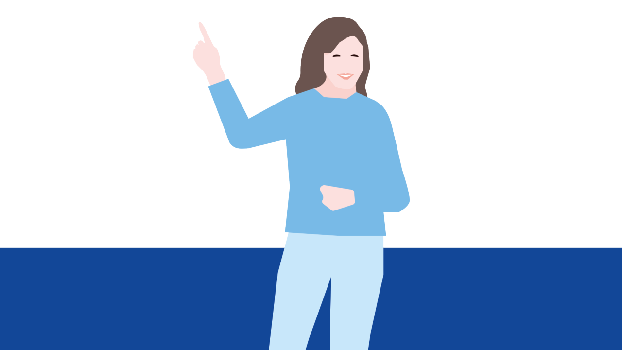  Leende kvinna i blå kläder lyfter armen och pekar uppåt.