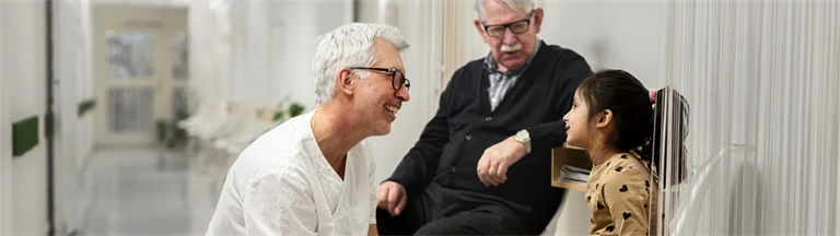 Läkare hälsar på patient i väntrum