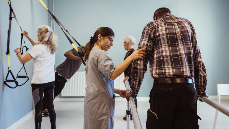 Man får hjälp med rehabilitering, premiebefrielseförsäkring, sjukdom & arbetsskada