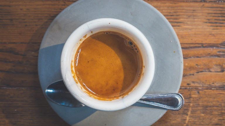 Kaffekopp med kaffe i. 