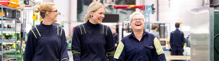 Gruppbild av ingenjörer i fabrik