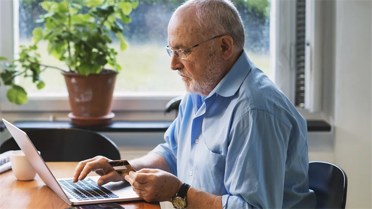 Man med laptop