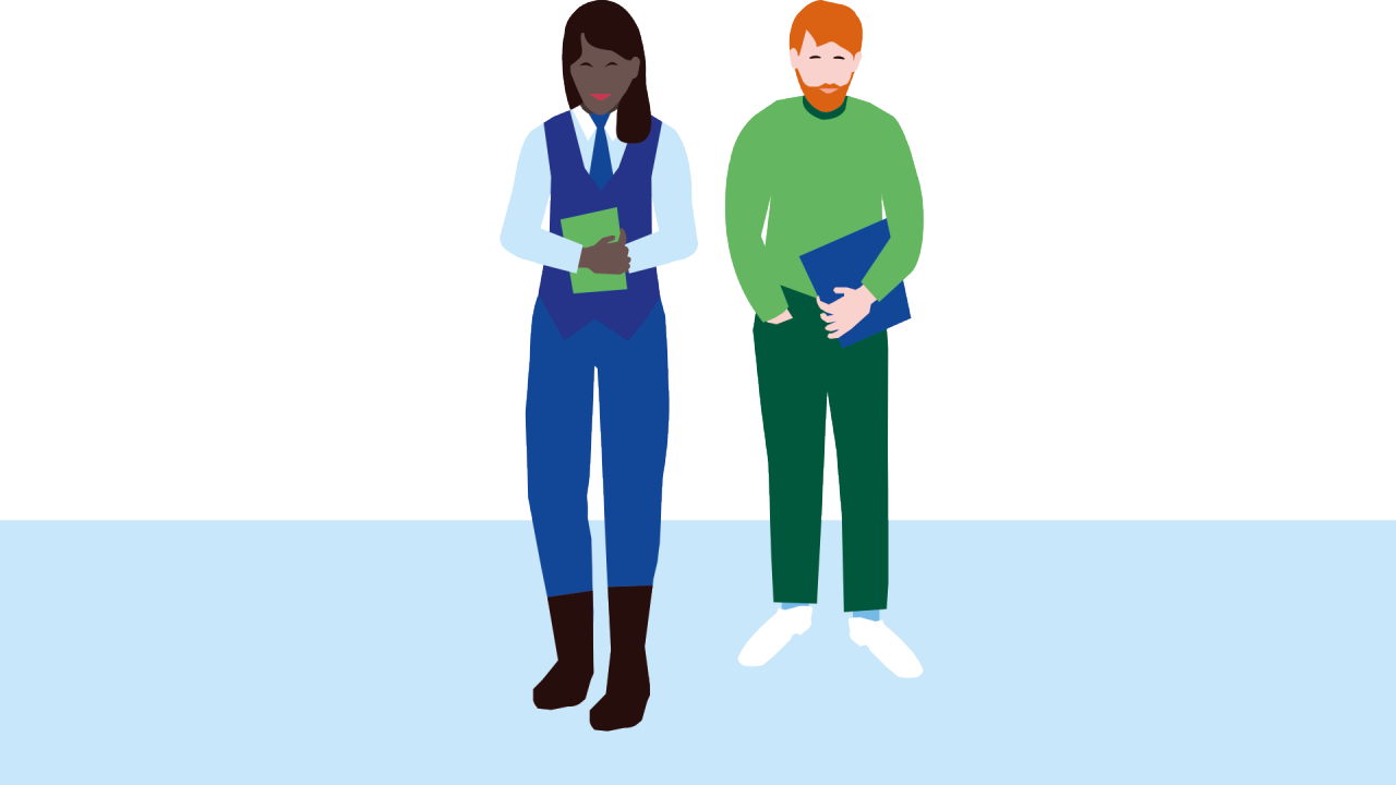 Kvinna med svart hår och slips står bredvid man med rött skägg som håller en pärm i handen.