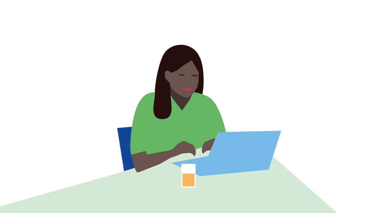 Kvinna med grön tröja skriver på en blå laptop.