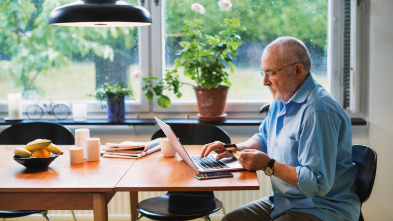Man med laptop