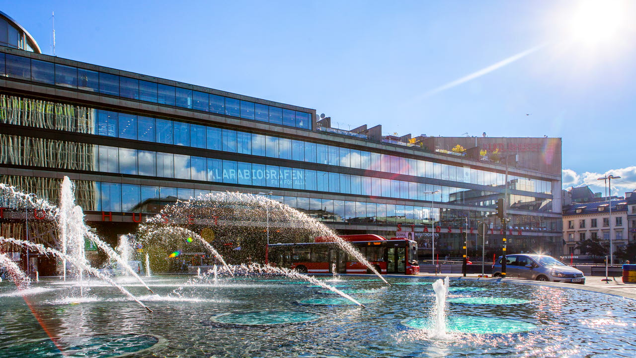 solen skiner över kulturhuset i stockholm och fontänerna sprutar vatten
