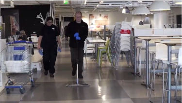 dr-west-provar-jobba-som-städare
