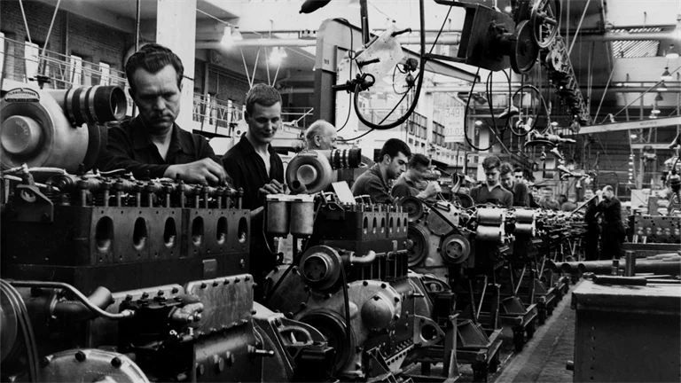 verkstadsarbetare på scania-vabis (numera saab scania) monterar motorer till lastbilar i fabriken i södertälje 1965