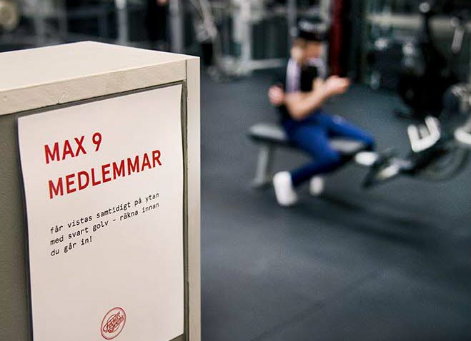 Max 9 medlemmar står på skylt med pandemirestriktioner.