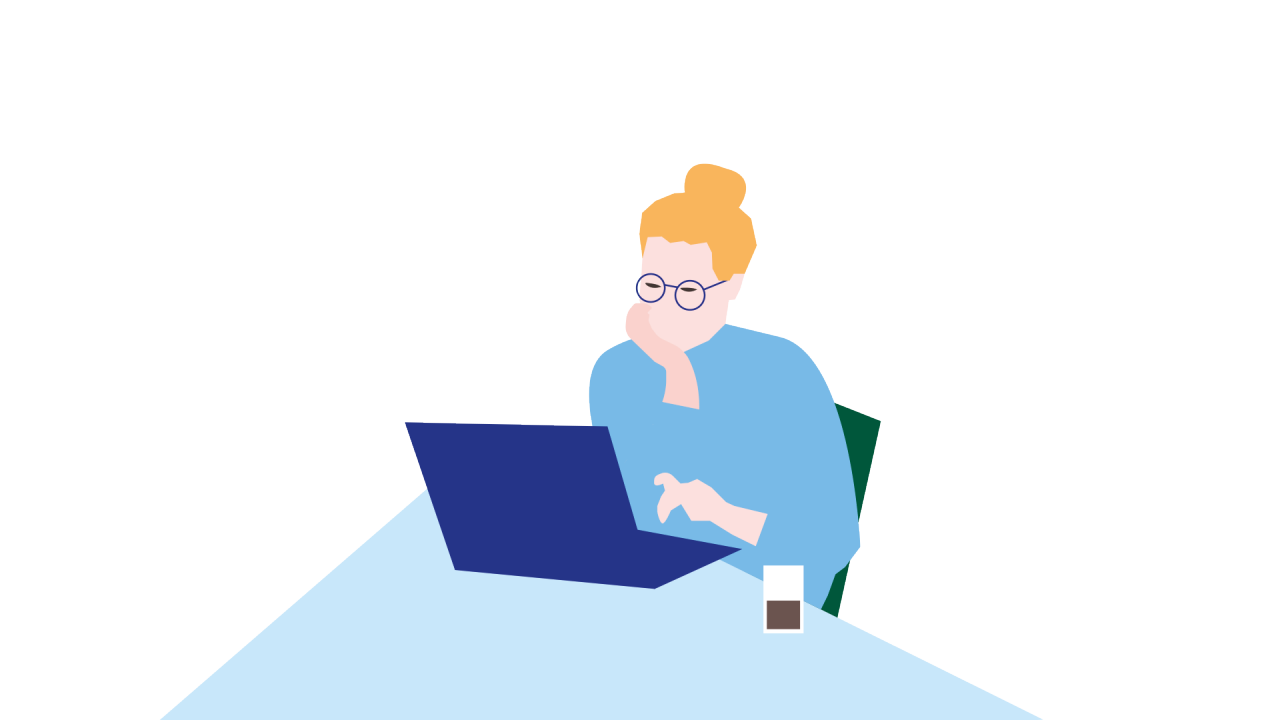 Blond kvinna med ljusblå tröja skriver på en laptop.