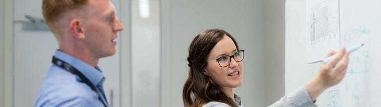 Ingenjörer ritar på whiteboard