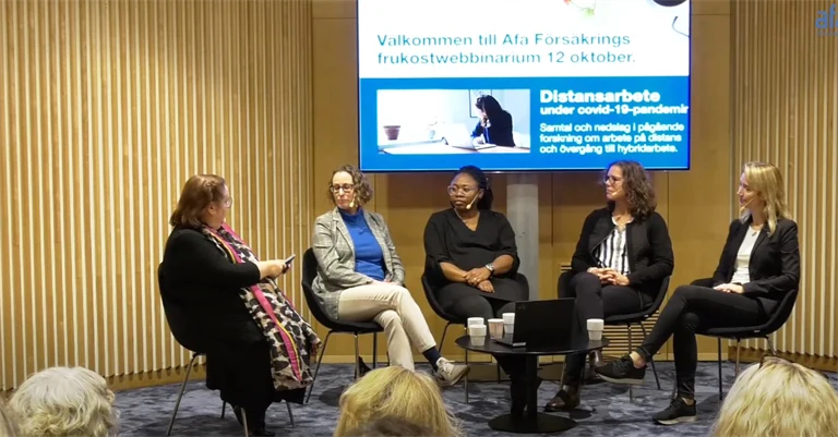 Fem kvinnor sitter på scenen i Afa Försäkrings hörsal och diskuterar i samband med ett seminarium om distansarbete under pandemin.