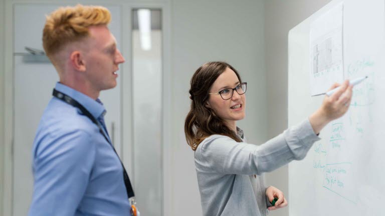 Ingenjörer ritar på whiteboard