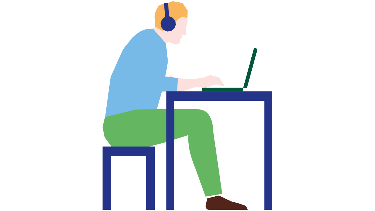 Person sitter med hörlurar och laptop vid ett skrivbord.