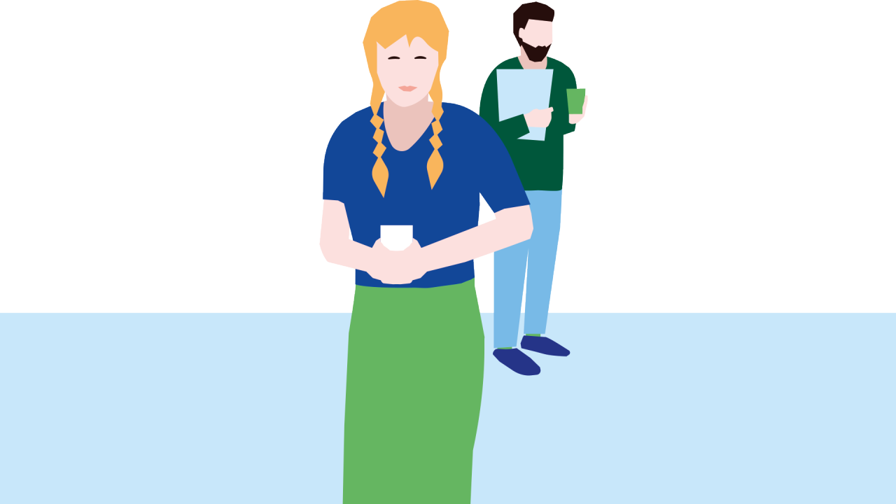 Rödhårig kvinna med långa flätor, man med pärm i bakgrunden.