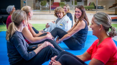Kontorspersonal får judoinspirerad fallträning 