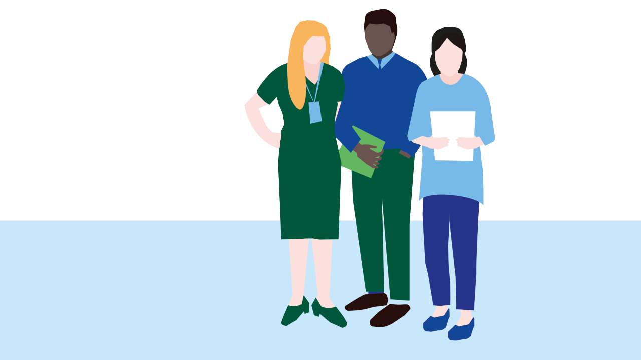 Tre personer står bredvid varandra - kvinna i grön klänning, man med blå tröja, kvinna med ljusblå t-shirt.