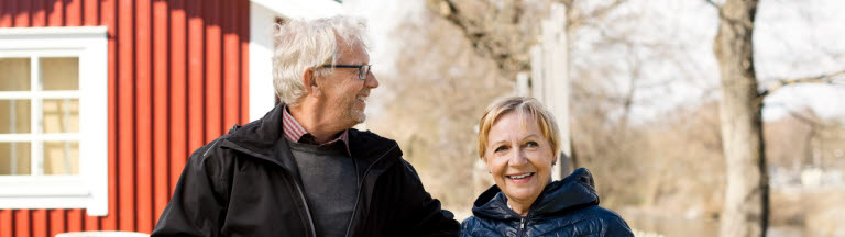 Man och kvinna i en trädgård