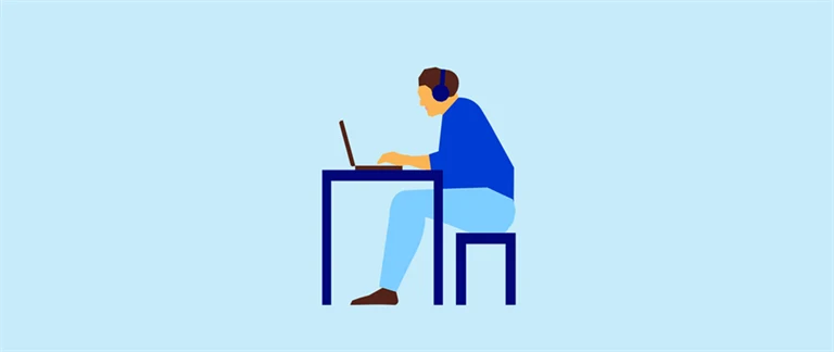 Animerad bild på en person som jobbar på en laptop sittandes vid ett skrivbord. Personen har hörlurar på sig. 