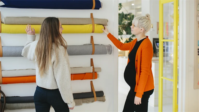 Egenföretagare och kund i butik
