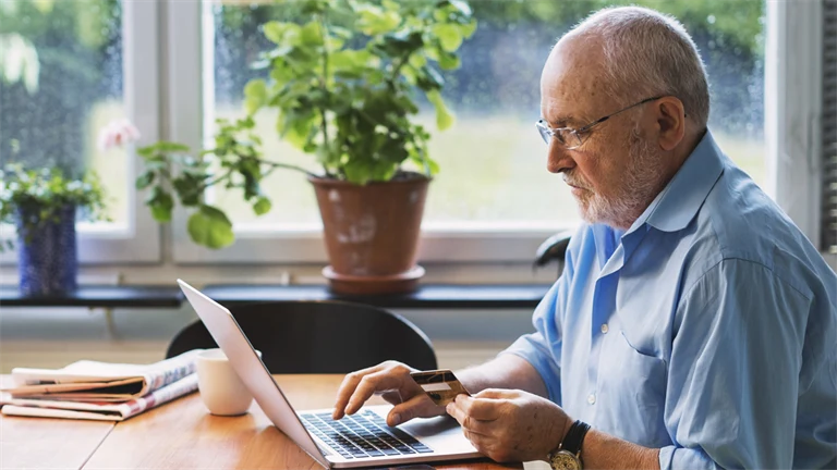 Man med laptop