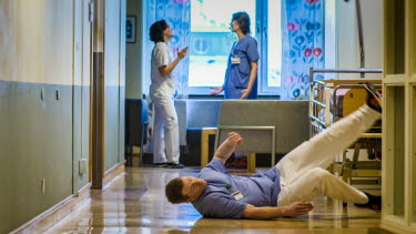 Sjuksköterska faller i arbetet