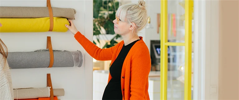 Egenföretagare och kund i butik