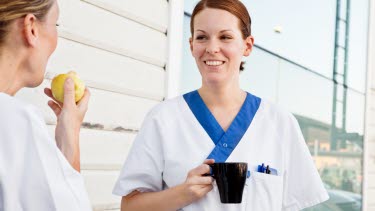 sjuksköterskor-äter-frukt-och-dricker-kaffe