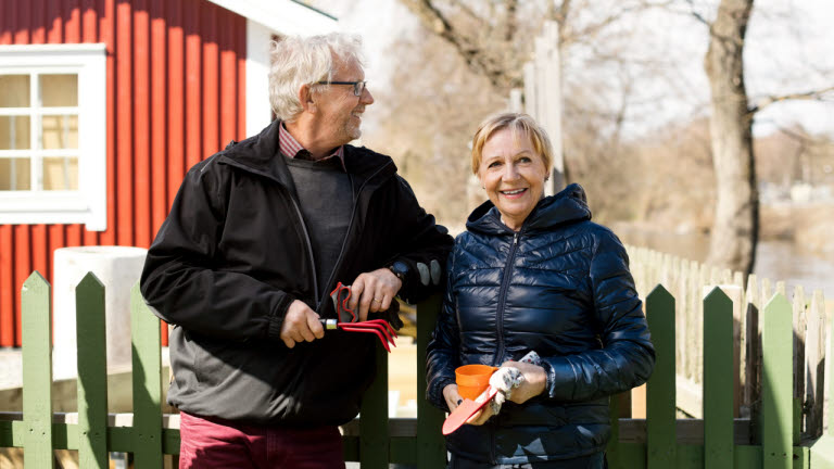Man och kvinna i en trädgård