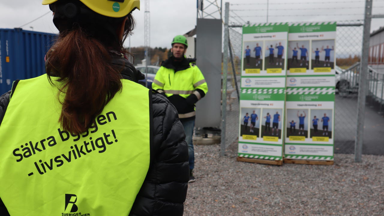 Kvinna på studiebesök i Byggbranschens Säkerhetspark lyssnar till introduktion av studiebesöket.