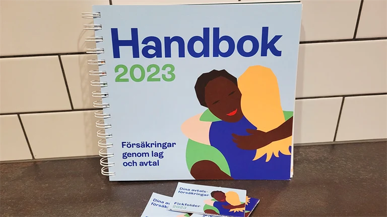 Omslag till Försäkringshandbok 2023 - försäkringar genom lag och avtal.