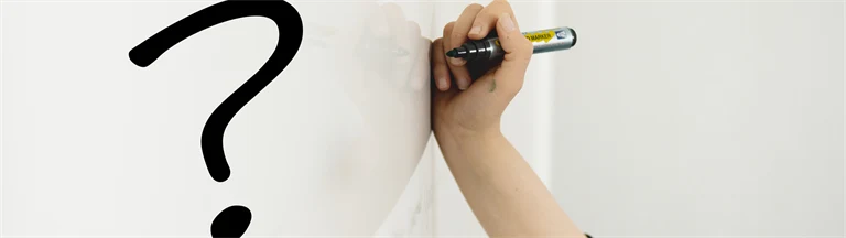 Hand ritar ett frågetecken med svart penna på whiteboardtavla