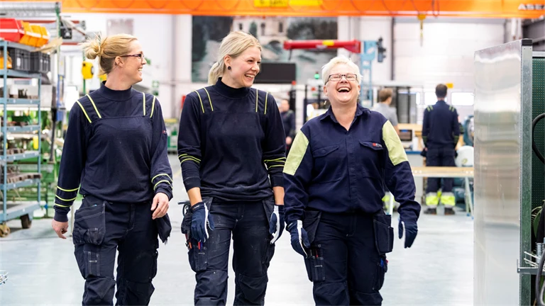 Gruppbild av ingenjörer i fabrik