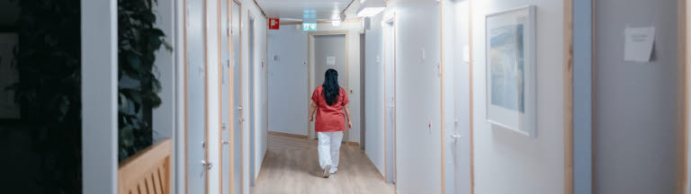 Sköterska i korridor